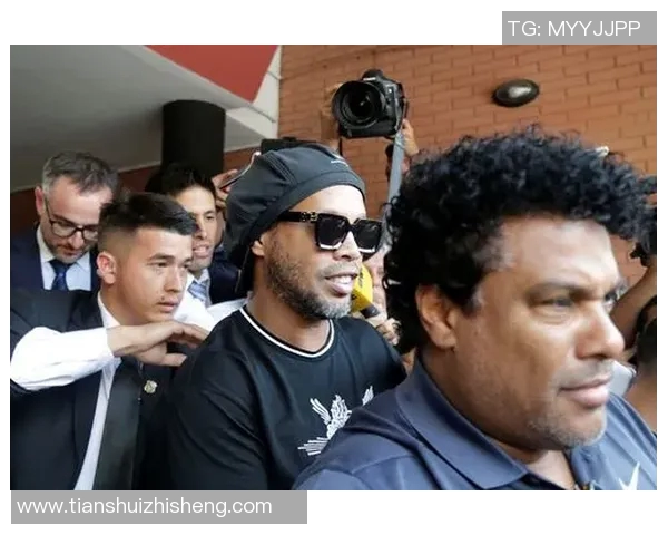 足球巨星小罗亲临成都与球迷互动共庆足球盛宴 足球巨星小罗亲临成都与球迷互动共庆足球盛宴